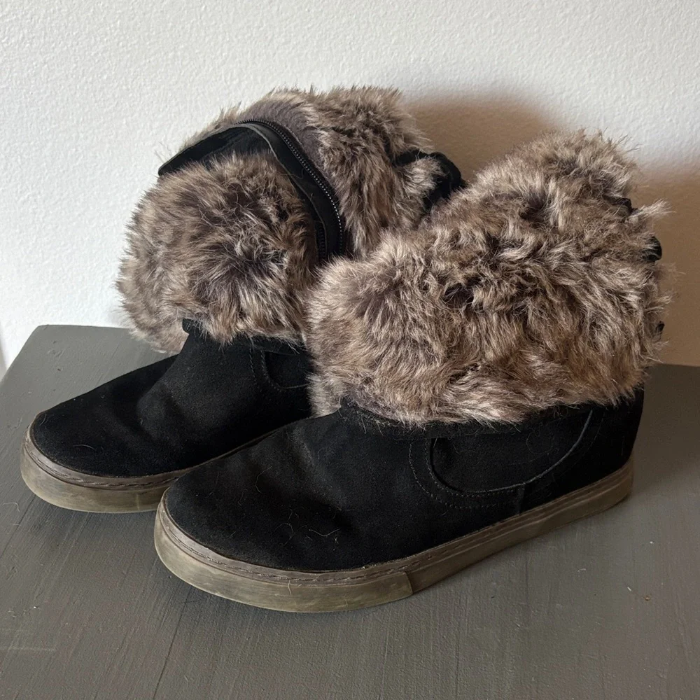 3/30 ❤️ BareTraps Black and Brown Faux Fur Winter Boots Size 8 M - Picture 1 of 3